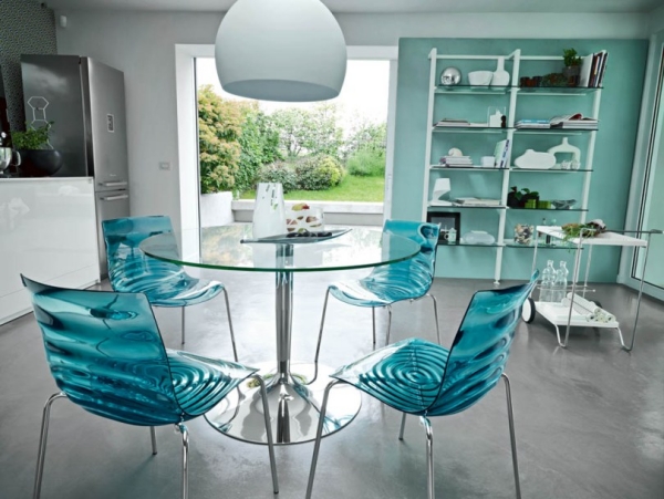 chaise-salle-manger-couleur-plastique-bleu-transparent-pieds-métalliques chaise salle à manger