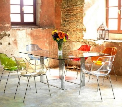 chaise-salle-manger-plastique-coloré-table-rectangulaire