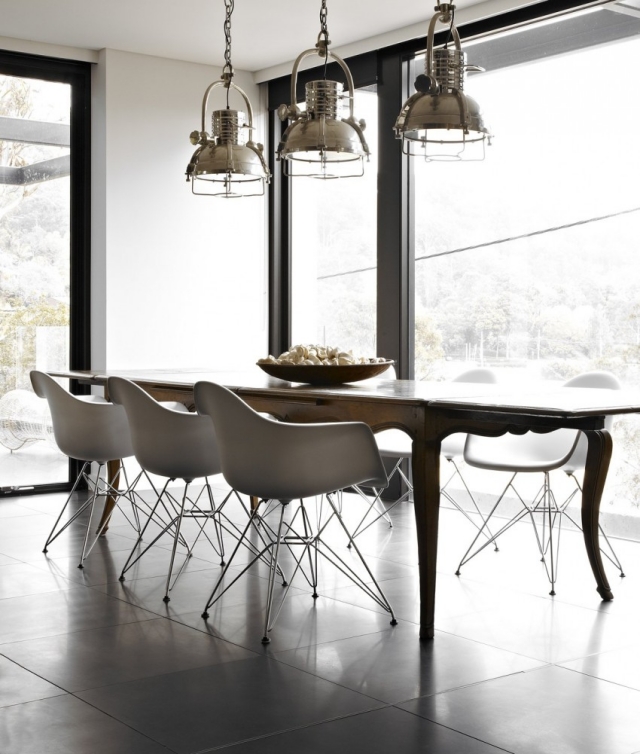 chaises-eiffel-salle-manger-moderne-éclairage-industriel