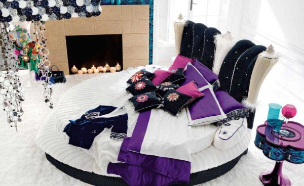 chambre-à-coucher-grand-lit-forme-ronde-bleue-violette