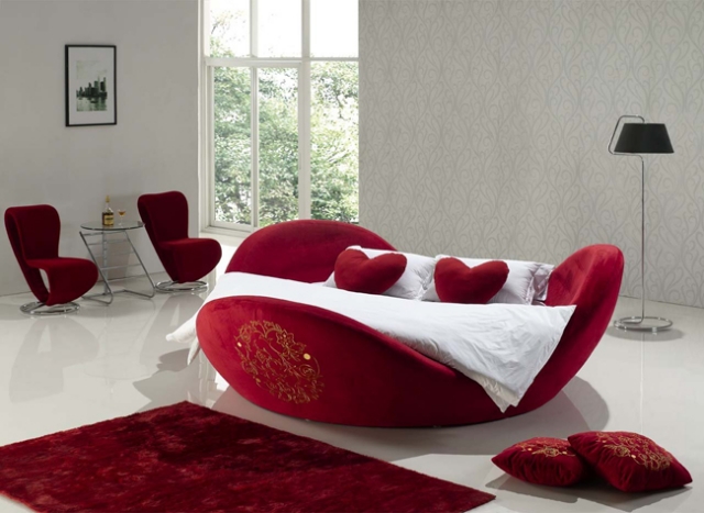 chambre-à-coucher-grand-lit-forme-ronde-rouge-coeurs