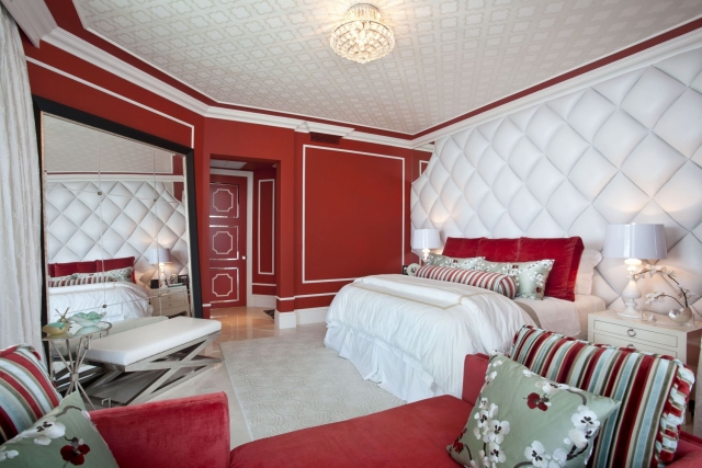 chambre-à-coucher-grand-lit-rouge-blanc-rayures