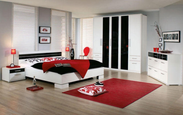 chambre-à-coucher-grand-lit-tapis-rouge-couverture-garde-robe