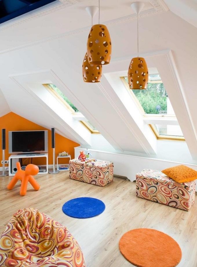 chambre-ado-idée-originale-tapis-ronde-bleue-lampes-oranges