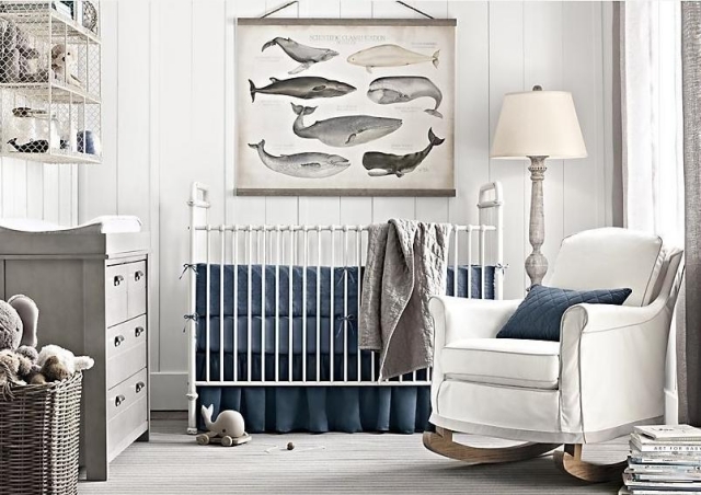 chambre-bébé-déco-mobilier-accents-bleu-foncé-nautique-blanc-fauteuil-rembourré-lampe-élégante-tableau-baleines