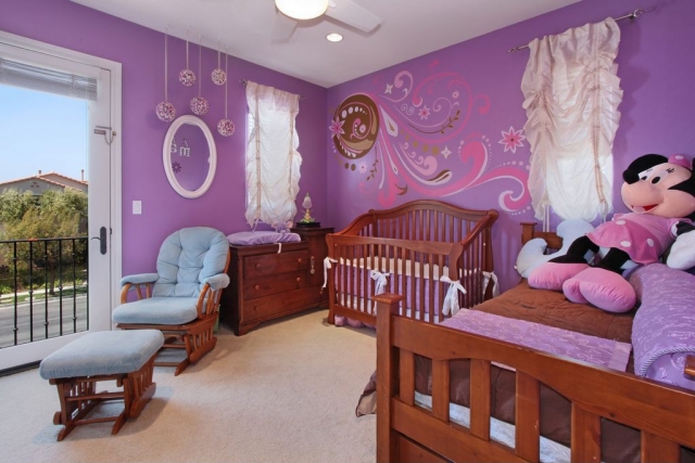 chambre-bébé-déco-mobilier-accents-lilas-rose-chambre-fille-fauteuil-bleu-rembourré-mobilier-bois