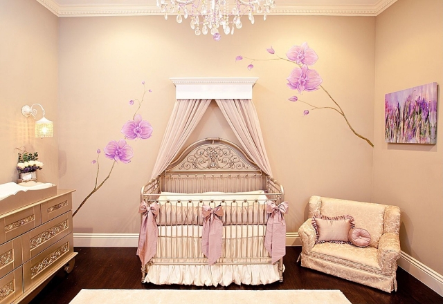 chambre-bébé-déco-mobilier-atmosph-re-vintage-orchidées-lials-stickers-muraux-lit-bébé-baldaquin