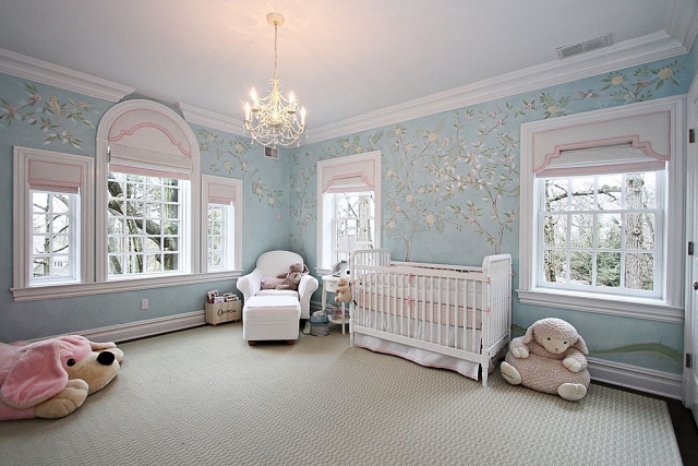 chambre-bébé-déco-mobilier-bleu-pâle-motifs-arbres-fins-lit-bébé-blanc-tapis-blanc-jouets-peluche