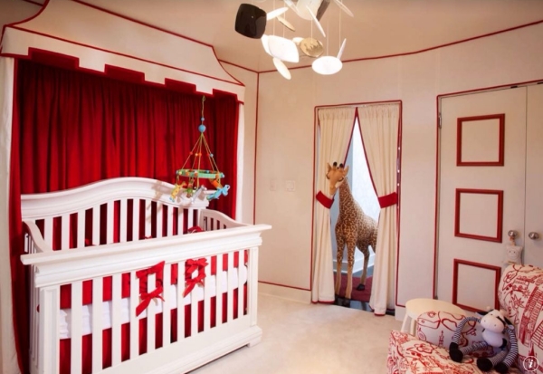 chambre-bébé-déco-mobilier-couleur-blanche-accents-rouges-rideaux-jouet-peluche-fauteuil