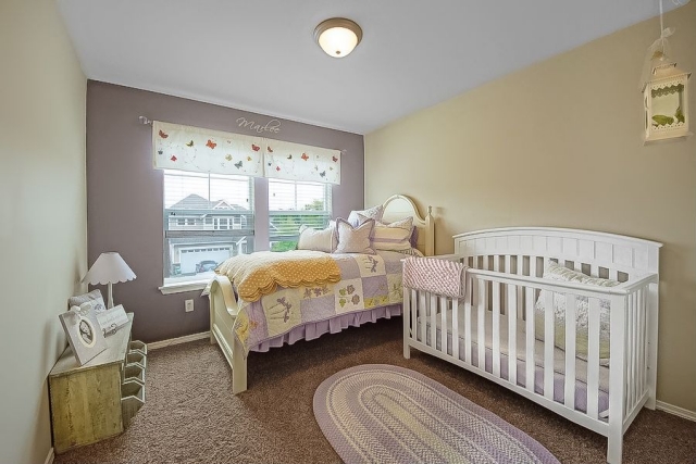 chambre bébé chambre-bébé-déco-mobilier-couleurs-pastel-lilas-beige-lanterne-lit-bébé-blanc