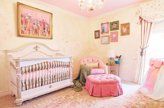chambre-bébé-déco-mobilier-fauteuil-rose-rembourré-ottoman-tapis-motifs-floraux-roses-tableau-cadre-doré