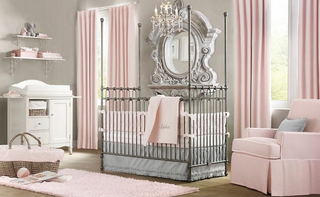 chambre-bébé-déco-mobilier-fauteuil-rose-rideaux-rose-chambre-fille-lit-métallique
