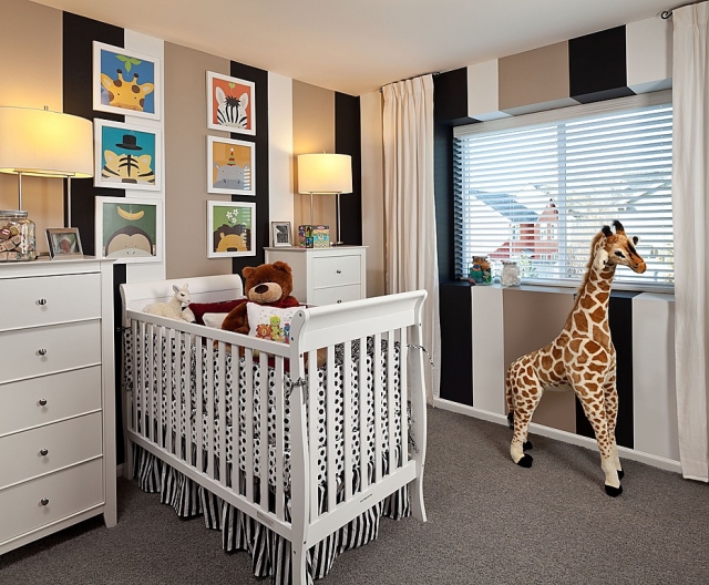 chambre-bébé-déco-mobilier-girafe-ours-peluche-lit-bois-blanc-meuble-tiroirs-papiers-peints-rayures
