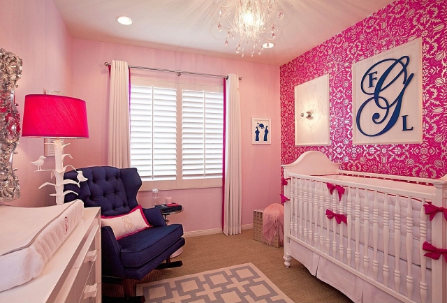 chambre-bébé-déco-mobilier-lit-bébé-blanc-bois-papier-peint-rose-motifs-blancs-chaise-berçcante-bleu-foncé