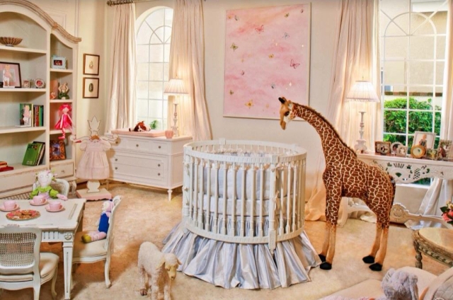 chambre-bébé-déco-mobilier-lit-bébé-rond-blanc-girafe-peluche-table-chaises-bois-basses