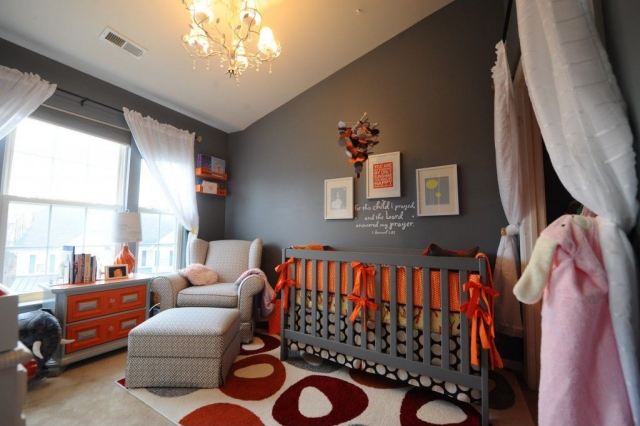 chambre-bébé-déco-mobilier-lit-gris-murs-accents-orange-fauteuil-ottoman-tapis-blanc-orange