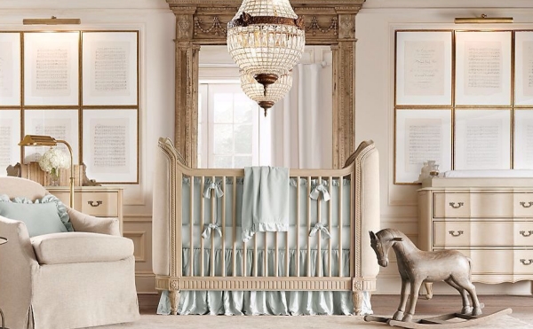 chambre-bébé-déco-mobilier-lustre-élégant-accents-bleu-pâle-fauteuil-blanc-rembourré