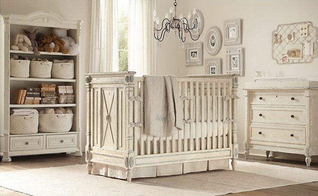 chambre-bébé-déco-mobilier-meubles-blancs-style-vintage-lustre-élégant-meuble-rangement