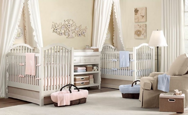 chambre-bébé-déco-mobilier-mobilier-bois-blanc-tapis-blanc-bleu-rose-pâle