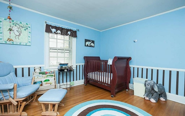 chambre-bébé-déco-mobilier-murs-bleu-clair-fauteuil-ottoman-lit-bois-motifs-jungle