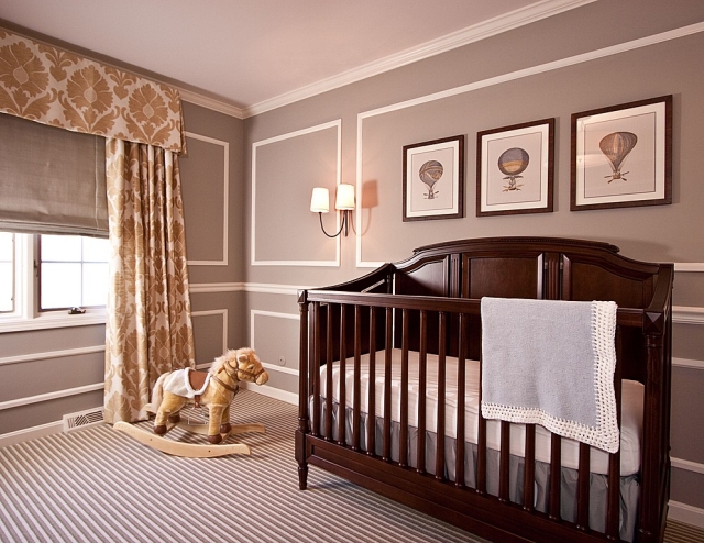 chambre-bébé-déco-mobilier-murs-cappuccino-lit-bois-tapis-rayures-rideaux-or-blanc-cheval-bascule