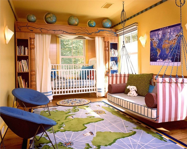 chambre bébé chambre-bébé-déco-mobilier-murs-orange-chaud-tapis-carte-géographique-chaises-bleues-canapé-suspendu-lit-alcôve