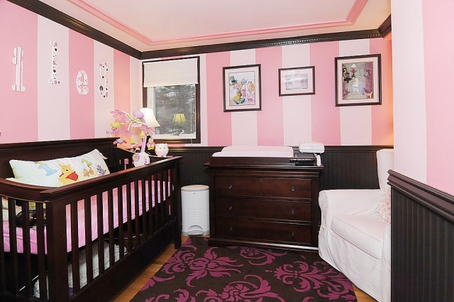 chambre-bébé-déco-mobilier-murs-rayures-rose-pâle-mobilier-bois-foncé-tapis-fleurs-lilas