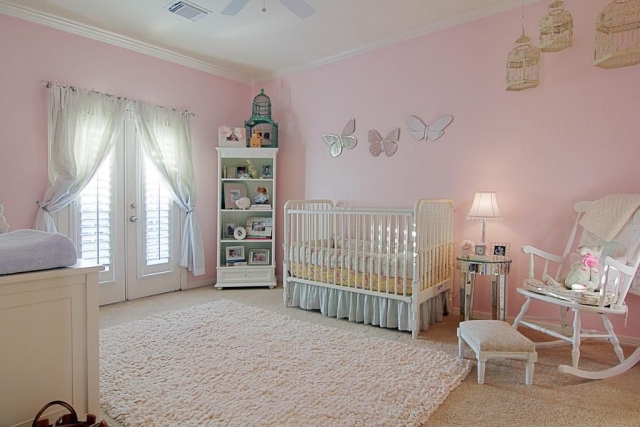 chambre-bébé-déco-mobilier-murs-rose-pâle-papillons-mobilier-blanc-chaise-berçante-tapis-blanc