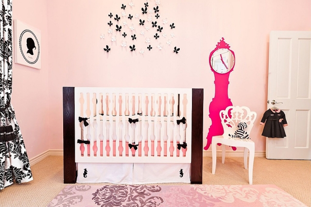 chambre-bébé-déco-mobilier-murs-rose-papillons-stickers-tapis-motifs
