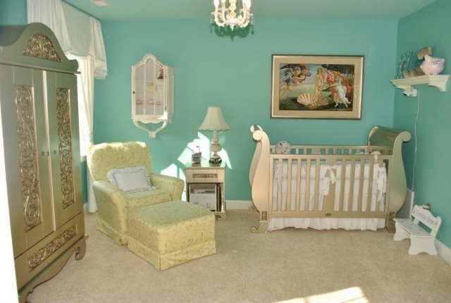 chambre-bébé-déco-mobilier-murs-vert-menthe-fauteuil-ottoman-jaune-pâle-lit-design-original