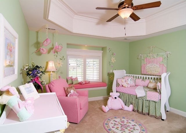 chambre-bébé-déco-mobilier-murs-vert-menthe-fauteuil-rose-rembourré-ours-blanc-peluche