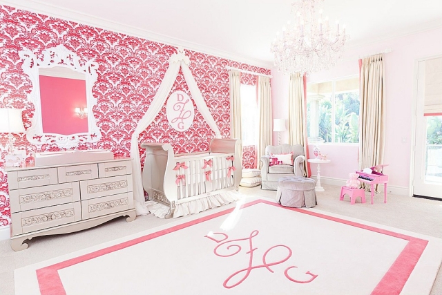 chambre-bébé-déco-mobilier-papier-peint-blanc-motifs-roses-tapis-blanc-accents-roses-chambre-fille