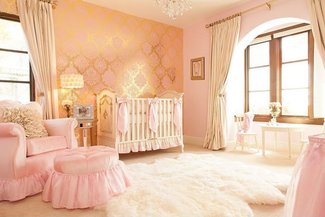 chambre-bébé-déco-mobilier-papier-peint-or-motifs-rose-pâle-fauteuil-rose-ottoman-tapis-shaggy-blanc-duveteux