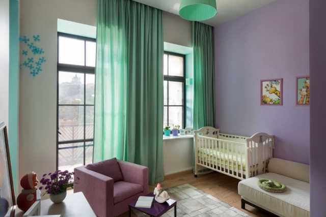 chambre-bébé-déco-mobilier-rideaux-vert-menthe-lilas-lit-blanc chambre bébé