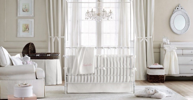 chambre-bébé-déco-mobilier-style-vintage-rideaux-blancs-lit-bébé-blanc-tapis-élégant-fauteuil-rembourré