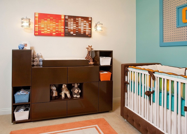 chambre-bébé-déco-mobilier-table-langer-bois-jouets-paniers-lampes-mur
