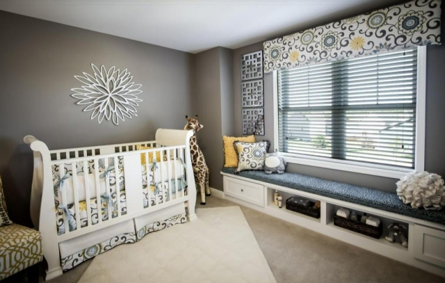 chambre-bébé-déco-mobilier-tapis-blanc-déco-motifs-floraux-multicolores