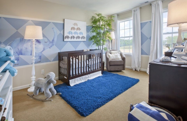 chambre-bébé-déco-mobilier-tapis-bleu-autocollant-motifs-éléphants-fauteuil-confortable