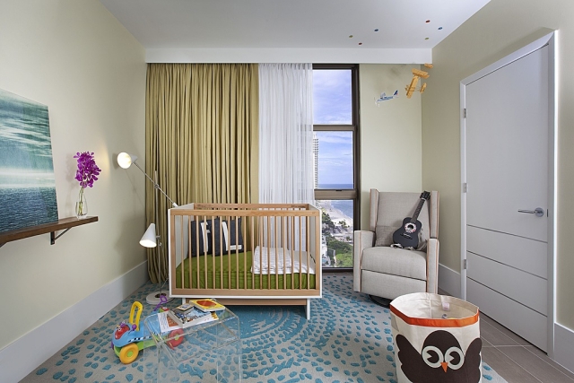 chambre-bébé-déco-mobilier-tapis-bleu-murs-clairs-rideaux-blanc-beige-lit-bébé-bois