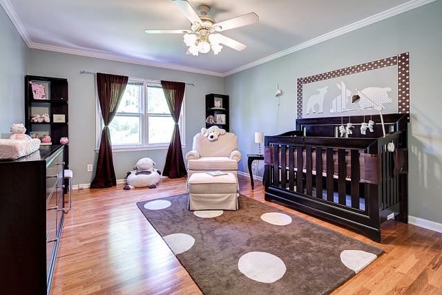 chambre-bébé-déco-mobilier-tapis-gris-pois-blancs-lit-bébé-bois-couleur-foncée-rideaux-marron