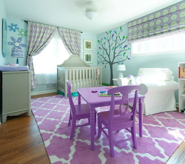 chambre bébé chambre-bébé-déco-mobilier-tapis-lilas-fauteuil-blanc-stickers-luraux-arbres