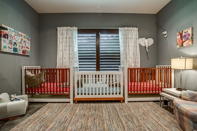 chambre-bébé-déco-mobilier-tapis-lits-blanc-bois-rideaux-blancs-murs-gris