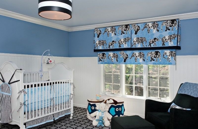 chambre-bébé-déco-mobilier-urs-bleu-rideaux-motifs-bleu-noir-blanc-tapis-gris-noir-fauteuil-rembourré