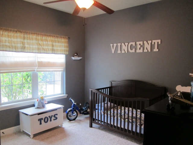 chambre-bébé-déco-mobilier-ventilateur-murs-gris-lit-bois-foncé-coffre-blanc-bois