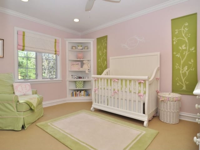 chambre bébé chambre-bébé-déco-mobilier-vert-pâle-rose-murs-motifs-blancs-arbres-lit-blanc-bois