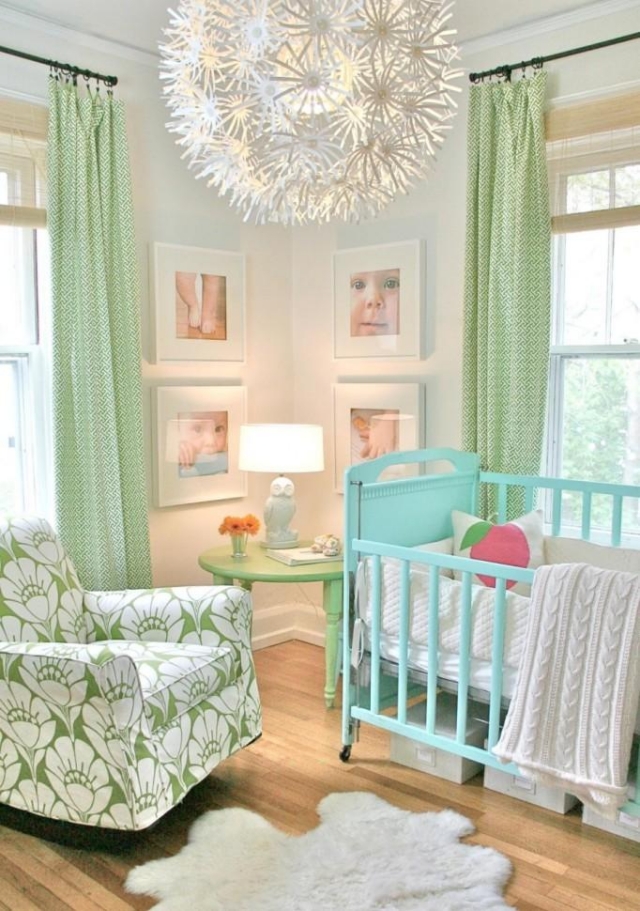 chambre-bébé-vert-turqoise-pastel-fauteuil-fleurs