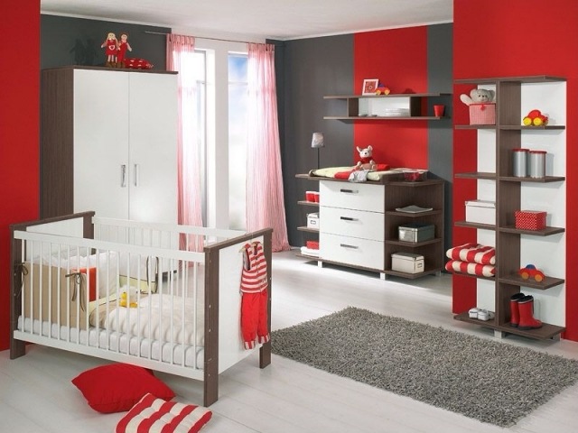 chambre-bébé-déco-mobilier-accents-rouges-blancs-gris-tapis-shaggy-étag-re-bois-coussins