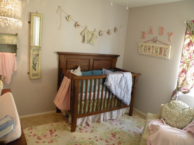 chambre-de-bébé-aménagement-idée-originale-lit-bébé-bois