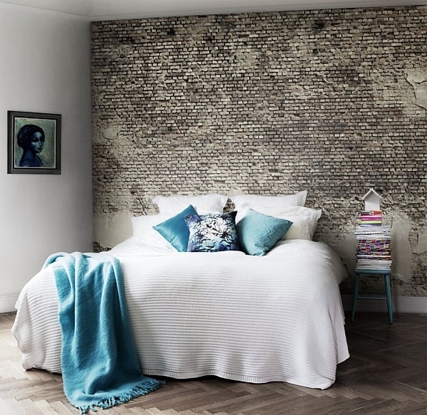chambre-scandinave-lit-blanc-mur-écaillé-vintage