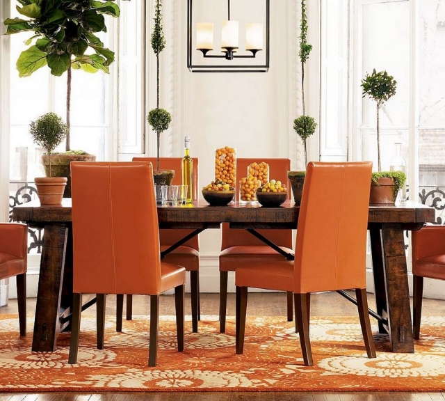 couleurs-déco-salle-manger-table-bois-chaises-orange-chaude-plantes-vertes
